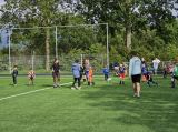 Laatste training S.K.N.W.K. JO7-1 (partijtje tegen de ouders) van maandag 27 mei 2024 (87/180)